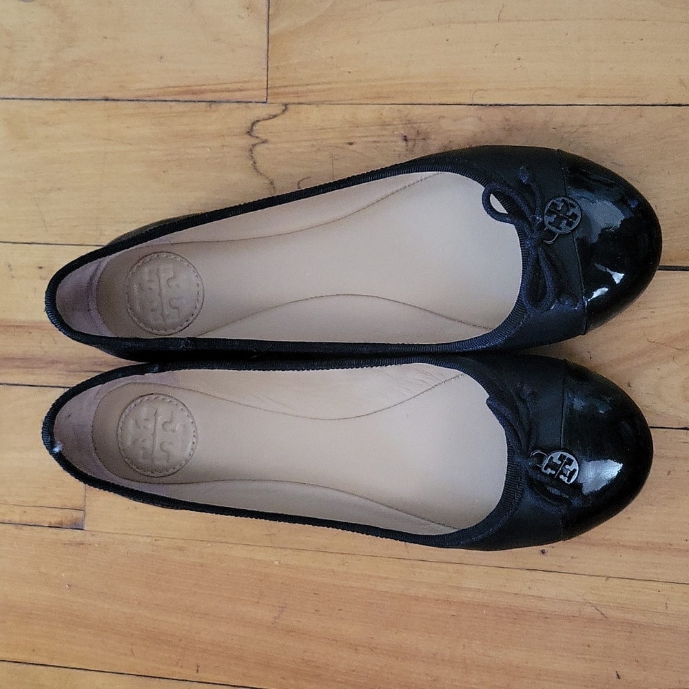 Tory Burch Chelsea captoe ballet flats in black.